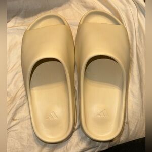 New Men’s Yeezy Slide Bone - Size 11